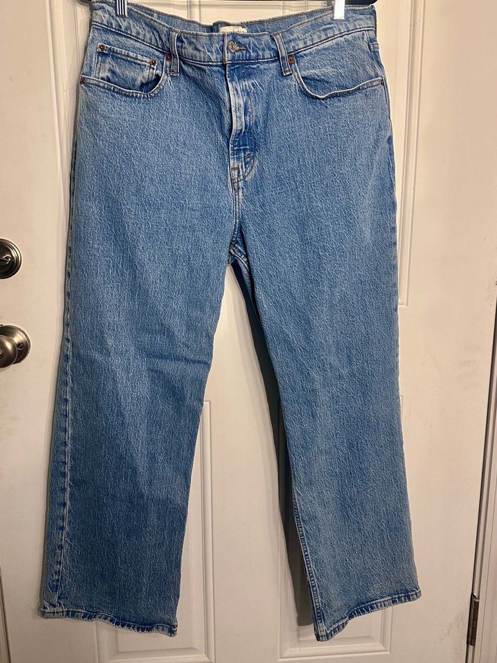 Abercrombie Women's medium blue 90’s relaxed high rise jeans. Size 33 short